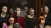За стеклом заключенные украинские граждане в суде в Ростове-на-Дону, большинство из них военнопленные, бойцы полка "Азов". Россия, Ростов-на-Дону, 14 июня 2023 года