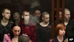 За стеклом заключенные украинские граждане в суде в Ростове-на-Дону, большинство из них военнопленные, бойцы полка "Азов". Россия, Ростов-на-Дону, 14 июня 2023 года