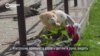 Жители Сум несут цветы и игрушки к месту, где два ребенка погибли от ракетного удара РФ: "Здесь страшно находиться, но мы живем"