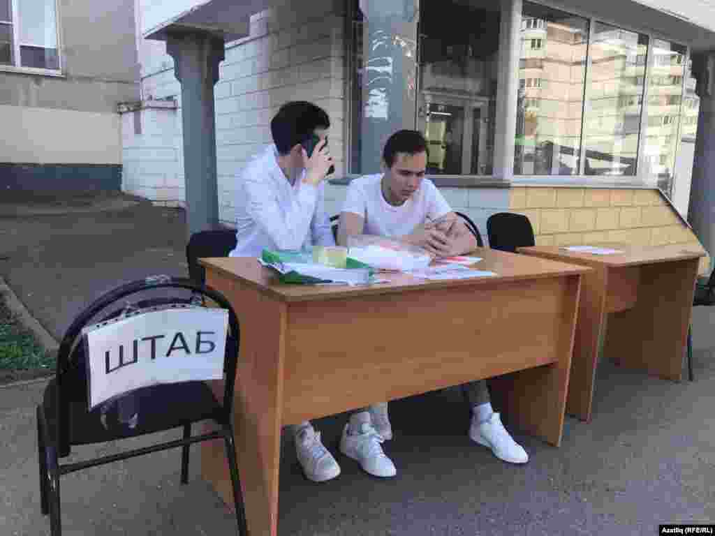 An impromptu help desk outside of Kazan&#39;s School No. 175