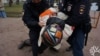 В Петербурге полиция сорвала уличную выставку о репрессиях и задержала ее устроителей