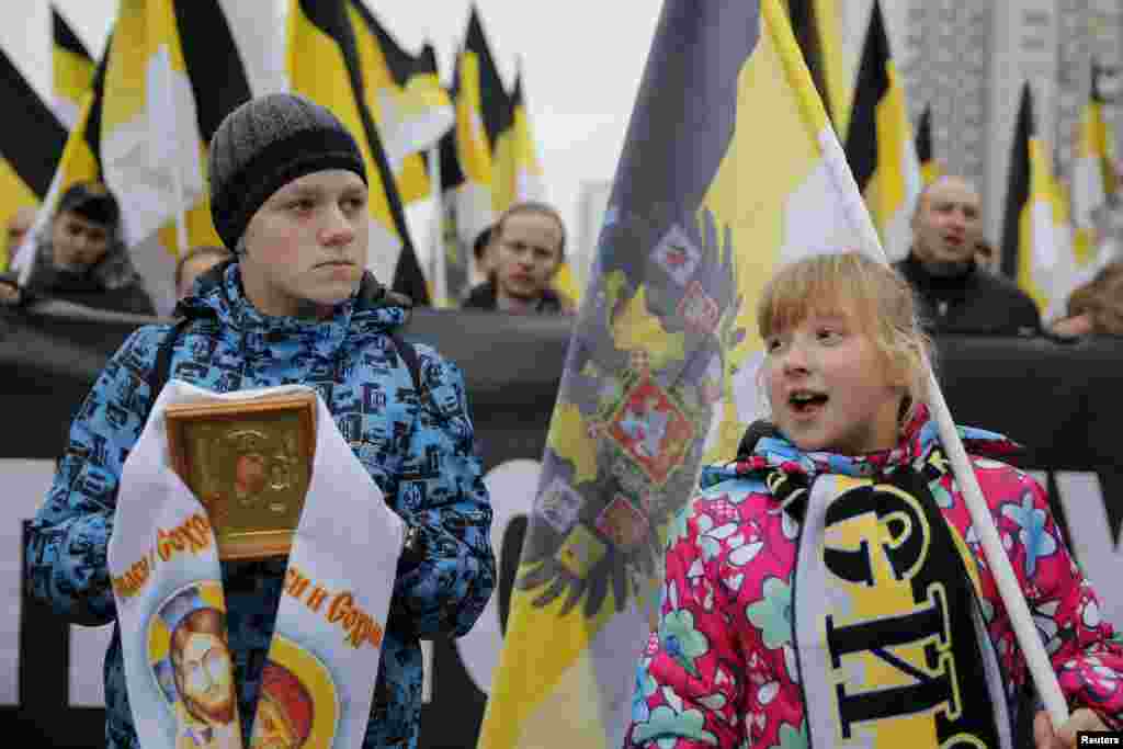 Также традиционный и основной "Русский марш" с националистичискими лозунгами проходил в районе Люблино. Всего "маршей" в Москве прошло четыре