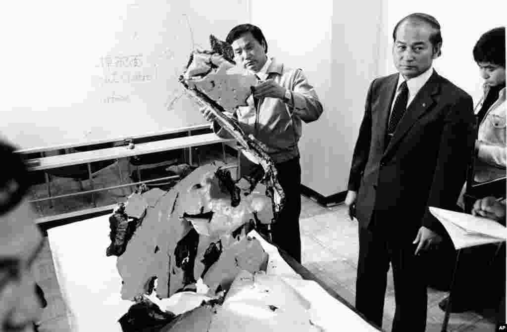 В сентябре 1983 года пассажирский самолет авиакомпании Korean Airlines, летевший из США в Сеул, сбился с курса и залетел в воздушное пространство СССР. Опасаясь того, что это может быть американский самолет-шпион, советское командование приказало поднять в воздух истребители. После предупредительных выстрелов советский истребитель-перехватчик Су-15 сбил самолет ракетой. Его обломки упали в море. Все 269 пассажиров и члены экипажа "Боинга-747" погибли. На фото – сотрудники южнокорейской прокуратуры изучают обломки сбитого авиалайнера 