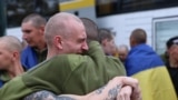 Встреча родственников и украинских военных, вернувшихся из российского плена. 6 мая 2025 года