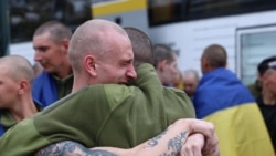 Встреча родственников и украинских военных, вернувшихся из российского плена. 6 мая 2025 года