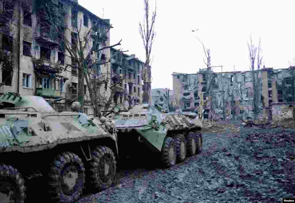Через нескольких недель обстрелов чеченские военные отступили из Грозного На фото – россияне патрулируют город на бронетранспортерах
