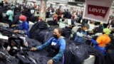 Фабрика по производству джинсов Levi's в Масеру, столице Лесото