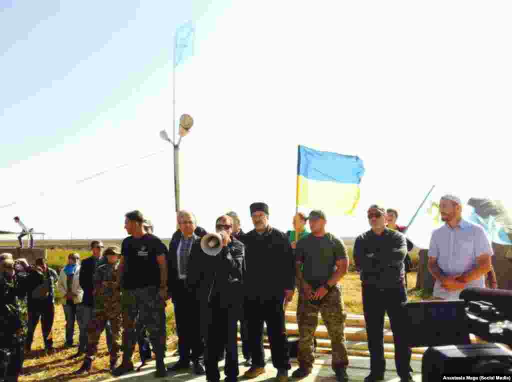 На контрольно-пропускном пункте Чонгар на административной границе с Крымом состоялся митинг, приуроченный к началу "продовольственной блокады"